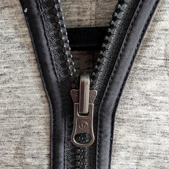 Lululemon Sculpt Hooded Vest Size 6 Grey Black Reversible Zip-Up EUC - Picture 10 of 12